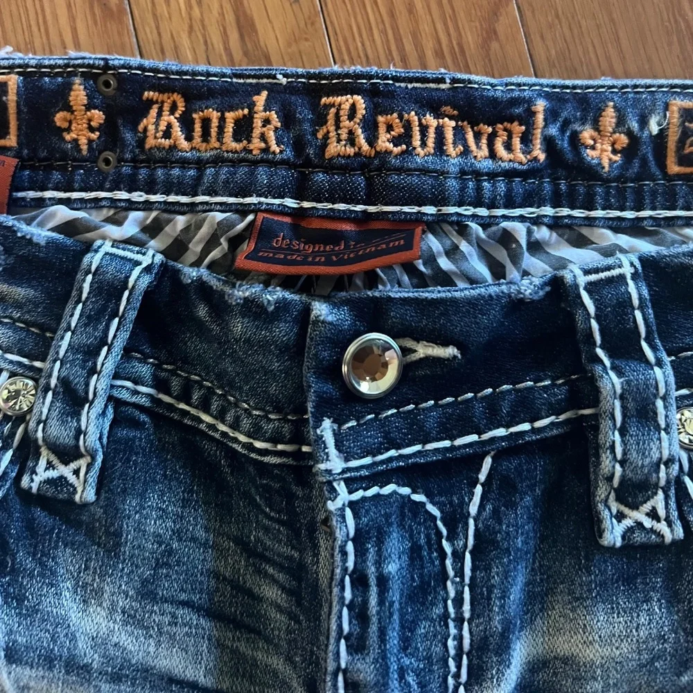 Rock Revival Crop Jeans - Picture 3 of 6